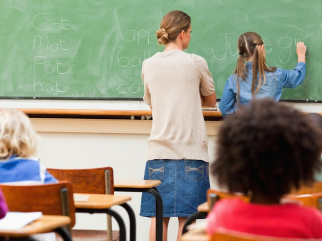 Diritto di precedenza riconosciuto in assenza dell’iscrizione nelle liste di collocamento mirato: docente confermata in ruolo.