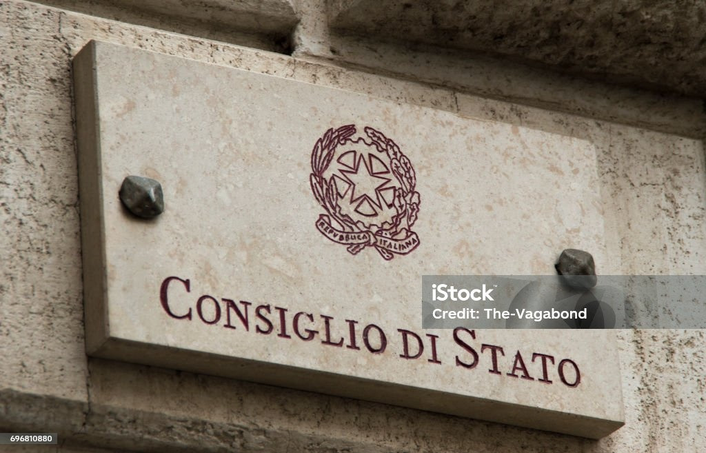 Esame avvocato: voto numerico “sufficiente” e nodo processuale sull’assorbimento dei motivi. L’ultima parola spetta alla Plenaria.