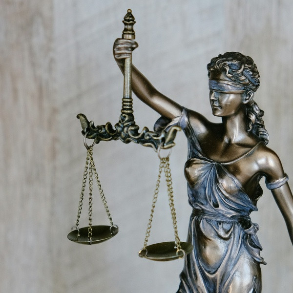 Tribunale di Roma: assistenza CAA secondo PEI, i limiti di bilancio non giustificano la riduzione delle ore.